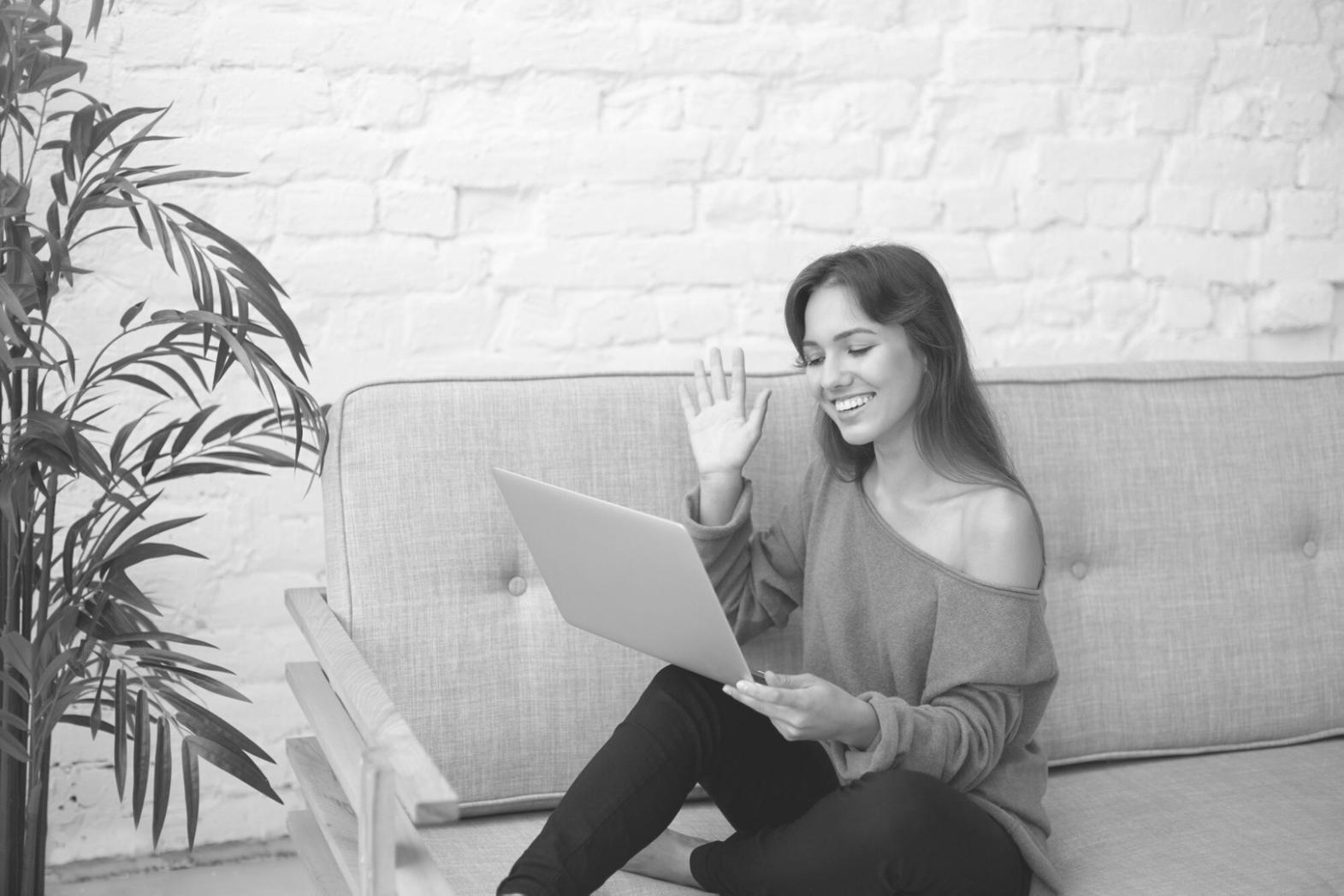 Estudiante revisando fotografías nocturnas en sesión de evaluación personalizada
